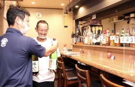 配達してもらった酒瓶を受け取る藤本嘉明さん(奥)。久々の営業再開に笑顔を見せた=寺家町酒場 季 配達してもらった酒瓶を受け取る藤本嘉明さん(奥)。久々の営業再開に笑顔を見せた=寺家町酒場 季