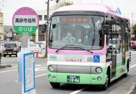路線再編に合わせ、停留所の表示板も一新された=高砂市役所前 路線再編に合わせ、停留所の表示板も一新された=高砂市役所前