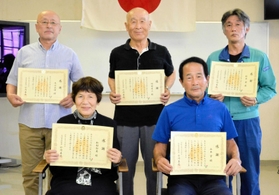 感謝状を受けた(左奥から時計回りに)尾山正明さん、羽田省三さん、松本豪さん、山本学さん、松村初美さん=高砂市消防本部 感謝状を受けた(左奥から時計回りに)尾山正明さん、羽田省三さん、松本豪さん、山本学さん、松村初美さん=高砂市消防本部