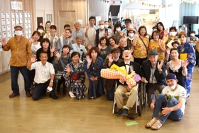 古賀祥介さん(中央右)を中心に恒例の集合写真に納まり、30回目の節目を喜ぶ出演者ら=東播磨生活創造センター「かこむ」 古賀祥介さん(中央右)を中心に恒例の集合写真に納まり、30回目の節目を喜ぶ出演者ら=東播磨生活創造センター「かこむ」