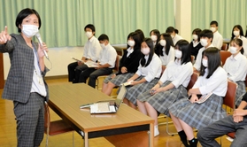 今村友紀さん(左端)の話に耳を傾ける生徒ら=松陽高校 今村友紀さん(左端)の話に耳を傾ける生徒ら=松陽高校