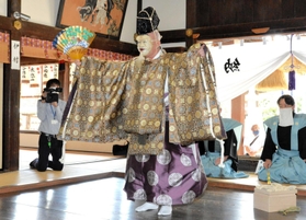 厳かな雰囲気の中で執り行われたお面掛け神事=曽根天満宮 厳かな雰囲気の中で執り行われたお面掛け神事=曽根天満宮