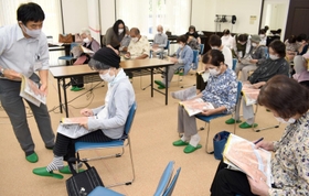加古川市職員による総合防災マップを使った出前講座=同市東神吉町砂部、砂部公会堂 加古川市職員による総合防災マップを使った出前講座=同市東神吉町砂部、砂部公会堂