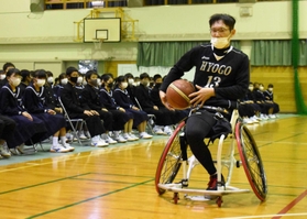 生徒たちの前でプレーを披露する黒木新吾さん=加古川中学校 生徒たちの前でプレーを披露する黒木新吾さん=加古川中学校
