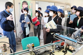訓練について説明を受けるハローワークの職員ら=ポリテクセンター加古川 訓練について説明を受けるハローワークの職員ら=ポリテクセンター加古川