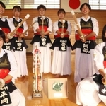 神奈川県で開かれた全国中学校体育大会(全中)の剣道女子団体で、加古川中学校(兵庫県加古川市加古川町備後)が準優勝した。同種目で兵庫県勢が3位以内に入るのは初めて。剣道部の女子部員2、3年生7人が一丸となり、快挙を果たした。ただ、メンバーは「うれしさと悔しさが半分ずつ」と自己評価は厳しい。その思いは力に変え、次の舞台で晴らすつもりだ。(千葉翔大)