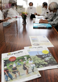 名称を変更した広報誌「シニアかこがわ」の編集会議=加古川市加古川町寺家町、市総合福祉会館 名称を変更した広報誌「シニアかこがわ」の編集会議=加古川市加古川町寺家町、市総合福祉会館