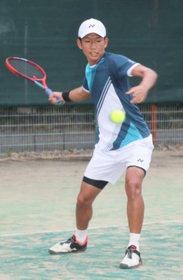 強烈なショットを打ち返す田中聖人さん=加古川市平岡町新在家、兵庫大学 強烈なショットを打ち返す田中聖人さん=加古川市平岡町新在家、兵庫大学