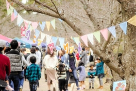 2019年11月に開かれたピクニックマーケットの様子=日岡山公園(春下充代さん提供) 2019年11月に開かれたピクニックマーケットの様子=日岡山公園(春下充代さん提供)
