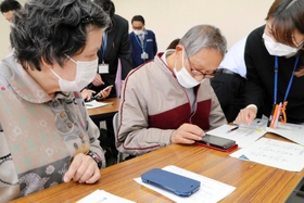 スマホの基本操作を学ぶ参加者ら=陵南公民館 スマホの基本操作を学ぶ参加者ら=陵南公民館