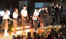 学芸祭で新しい制服をお披露目した生徒会役員ら=高砂中学校 学芸祭で新しい制服をお披露目した生徒会役員ら=高砂中学校