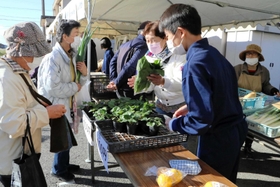 両荘地区ささえあい協議会のふれあいマーケット。野菜や衣類が販売された=平荘会館 両荘地区ささえあい協議会のふれあいマーケット。野菜や衣類が販売された=平荘会館