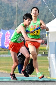 男子・稲美北の5区鳴瀧空選手(右)からたすきを受け取る6区山口朔門選手=豊岡市日高町(撮影・秋山亮太) 男子・稲美北の5区鳴瀧空選手(右)からたすきを受け取る6区山口朔門選手=豊岡市日高町(撮影・秋山亮太)