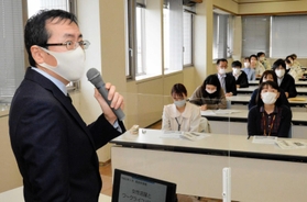 育児休業のメリットなどについて高砂市職員に話す堀恭平さん=同市役所南庁舎 育児休業のメリットなどについて高砂市職員に話す堀恭平さん=同市役所南庁舎