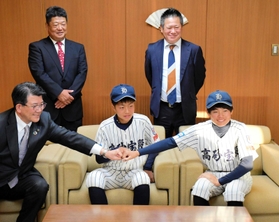 都倉達殊市長(手前左)に健闘を誓う住野翔星副主将(同中)と水田蒼葉主将=高砂市役所南庁舎(同市提供) 都倉達殊市長(手前左)に健闘を誓う住野翔星副主将(同中)と水田蒼葉主将=高砂市役所南庁舎(同市提供)