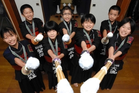 新天地での活躍を誓う印南剣道場の選手=加古川市西神吉町宮前 新天地での活躍を誓う印南剣道場の選手=加古川市西神吉町宮前