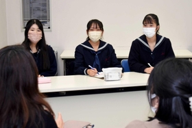 職員と意見を交わす(左から)藤井夏海さん、栗山美綾さん、冨田理子さん=加古川市役所 職員と意見を交わす(左から)藤井夏海さん、栗山美綾さん、冨田理子さん=加古川市役所