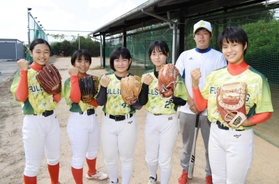 女子ソフトボール「フルスイング兵庫」のメンバー。来春、谷口剛俊監督(右から2人目)の下、野球チームが発足する=加古川市志方町志方町 女子ソフトボール「フルスイング兵庫」のメンバー。来春、谷口剛俊監督(右から2人目)の下、野球チームが発足する=加古川市志方町志方町