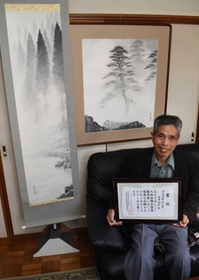 「松霧」(右)で大阪国際水墨画芸術展の特別賞を受賞した本田恩光さん。左は日光東照宮美術展に出展した作品=稲美町 「松霧」(右)で大阪国際水墨画芸術展の特別賞を受賞した本田恩光さん。左は日光東照宮美術展に出展した作品=稲美町