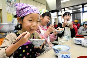 自分たちで作ったたこ飯やのりを味わう子ども=高砂市中央公民館 自分たちで作ったたこ飯やのりを味わう子ども=高砂市中央公民館