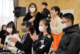 学校で困っていることや将来の夢などについて発表した外国籍の小中学生=加古川市人権文化センター 学校で困っていることや将来の夢などについて発表した外国籍の小中学生=加古川市人権文化センター