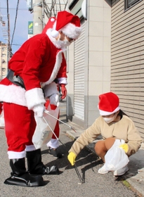 サンタクロース姿でごみを拾う参加者=加古川市加古川町寺家町 サンタクロース姿でごみを拾う参加者=加古川市加古川町寺家町