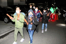 火の用心を呼び掛けながら歩く子どもら=加古川市尾上町養田 火の用心を呼び掛けながら歩く子どもら=加古川市尾上町養田