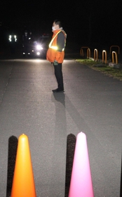 高砂署員が夜光チョッキを着け、暗闇での反射状況を確かめた実験=高砂河川公園 高砂署員が夜光チョッキを着け、暗闇での反射状況を確かめた実験=高砂河川公園