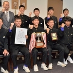 19日に滋賀県で開かれた第29回全国中学校駅伝の男子(6区間18キロ)に、23年ぶりに出場した宝殿中学校(兵庫県高砂市米田町米田)陸上部員が24日、同市役所を表敬訪問した。初出場だった前回の9位を上回る入賞を狙ったが、今回は17位に。それでも6人全員で力を合わせ、猛追を見せた走りを胸を張って報告した。