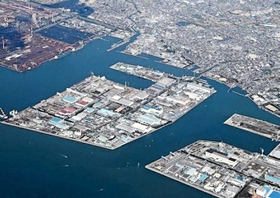 機械メーカーの工場や物流会社の倉庫などが集積する人工島「新島」(中央)=播磨町新島(同町提供) 機械メーカーの工場や物流会社の倉庫などが集積する人工島「新島」(中央)=播磨町新島(同町提供)