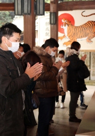 無病息災や家内安全を願って手を合わせる初詣客=鹿嶋神社 無病息災や家内安全を願って手を合わせる初詣客=鹿嶋神社