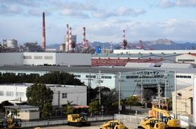 加古川市の臨海部(奥)と比べ、煙突が少ない新島の企業群=播磨町新島 加古川市の臨海部(奥)と比べ、煙突が少ない新島の企業群=播磨町新島