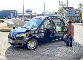 昨年12月からあいのりいなみに導入された新車両。乗降しやすく車いすでも利用できる=稲美町役場(同町提供) 昨年12月からあいのりいなみに導入された新車両。乗降しやすく車いすでも利用できる=稲美町役場(同町提供)
