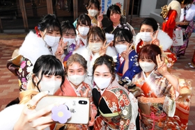 友人と晴れ着姿で写真に納まる新成人=播磨町東本荘1 友人と晴れ着姿で写真に納まる新成人=播磨町東本荘1