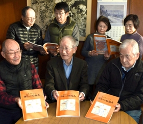 冊子を作製した「西条の防災を考える会」のメンバー=加古川市神野町西条、西条会館 冊子を作製した「西条の防災を考える会」のメンバー=加古川市神野町西条、西条会館