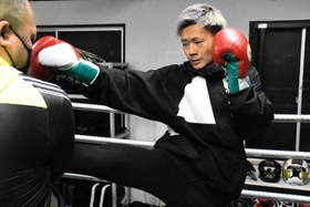 ミットに鋭い蹴りを入れる塚本望夢さん=加古川市加古川町中津、NJKF team Bonds ミットに鋭い蹴りを入れる塚本望夢さん=加古川市加古川町中津、NJKF team Bonds