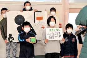SDGsの目標の一つ「すべての人に健康と福祉を」をテーマに動画を撮る児童たち=米田小学校 SDGsの目標の一つ「すべての人に健康と福祉を」をテーマに動画を撮る児童たち=米田小学校