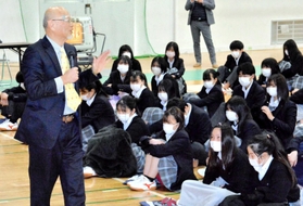 目標や夢を持って挑むことの大切さなどについて話すパン・アキモトの秋元義彦社長(左手前)=松陽高校 目標や夢を持って挑むことの大切さなどについて話すパン・アキモトの秋元義彦社長(左手前)=松陽高校