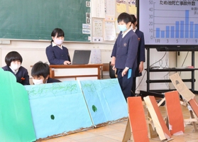 総合学習の一環で、ため池の危険を演劇で表現する児童=志方西小学校 総合学習の一環で、ため池の危険を演劇で表現する児童=志方西小学校