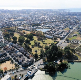 住宅街の中に広がる大中遺跡公園(県立考古博物館提供) 住宅街の中に広がる大中遺跡公園(県立考古博物館提供)