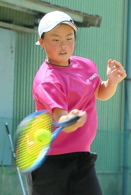 力強いフォアハンドを放つ女子選手=トップランテニスカレッジ石守校 力強いフォアハンドを放つ女子選手=トップランテニスカレッジ石守校