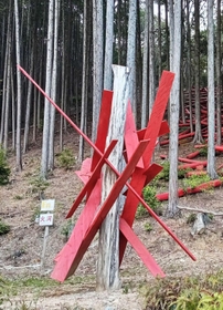 井原さんが新たに制作している作品「炎の樹(仮称)」=姫路市夢前町神種(井原さん提供) 井原さんが新たに制作している作品「炎の樹(仮称)」=姫路市夢前町神種(井原さん提供)