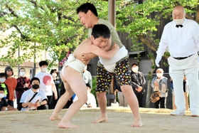 白熱した取組を見せた小学生力士=加古川市人権文化センター 白熱した取組を見せた小学生力士=加古川市人権文化センター