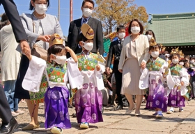 保護者と一緒に歩く稚児行列の子どもたち=尾上神社 保護者と一緒に歩く稚児行列の子どもたち=尾上神社