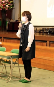 母校の創立50周年の記念式典で講演した黒木茜さん=浜の宮小学校 母校の創立50周年の記念式典で講演した黒木茜さん=浜の宮小学校