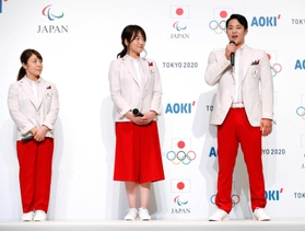 東京五輪の開会式用の公式服を着用し、イベントに参加した黒木茜さん(中央)。新型コロナ禍が国内で猛威を振るう直前だった=2020年1月、東京都内のホテル(共同) 東京五輪の開会式用の公式服を着用し、イベントに参加した黒木茜さん(中央)。新型コロナ禍が国内で猛威を振るう直前だった=2020年1月、東京都内のホテル(共同)