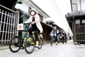 古い町並みの中を走るノスリスなどの電動自転車=高砂市高砂町今津町 古い町並みの中を走るノスリスなどの電動自転車=高砂市高砂町今津町
