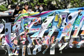 風を受けてのびのびと泳ぐこいのぼり=加古川市加古川町美乃利 風を受けてのびのびと泳ぐこいのぼり=加古川市加古川町美乃利