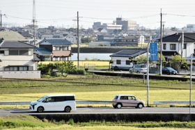 農地やため池の近くに立ち並ぶ民家。地域を活気づける土地活用が求められている=稲美町加古、加古大池より撮影 農地やため池の近くに立ち並ぶ民家。地域を活気づける土地活用が求められている=稲美町加古、加古大池より撮影