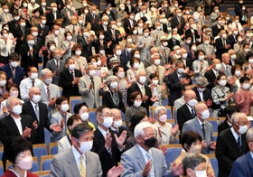 金婚夫婦祝福式典に出席した人たち=加古川市民会館 金婚夫婦祝福式典に出席した人たち=加古川市民会館
